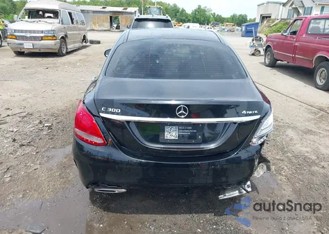 2017 Mercedes-Benz C 300 4Matic/Luxury 4Matic/Sport 4Matic z USA, uszkodzony, nr VIN 55SWF4KB2HU223960